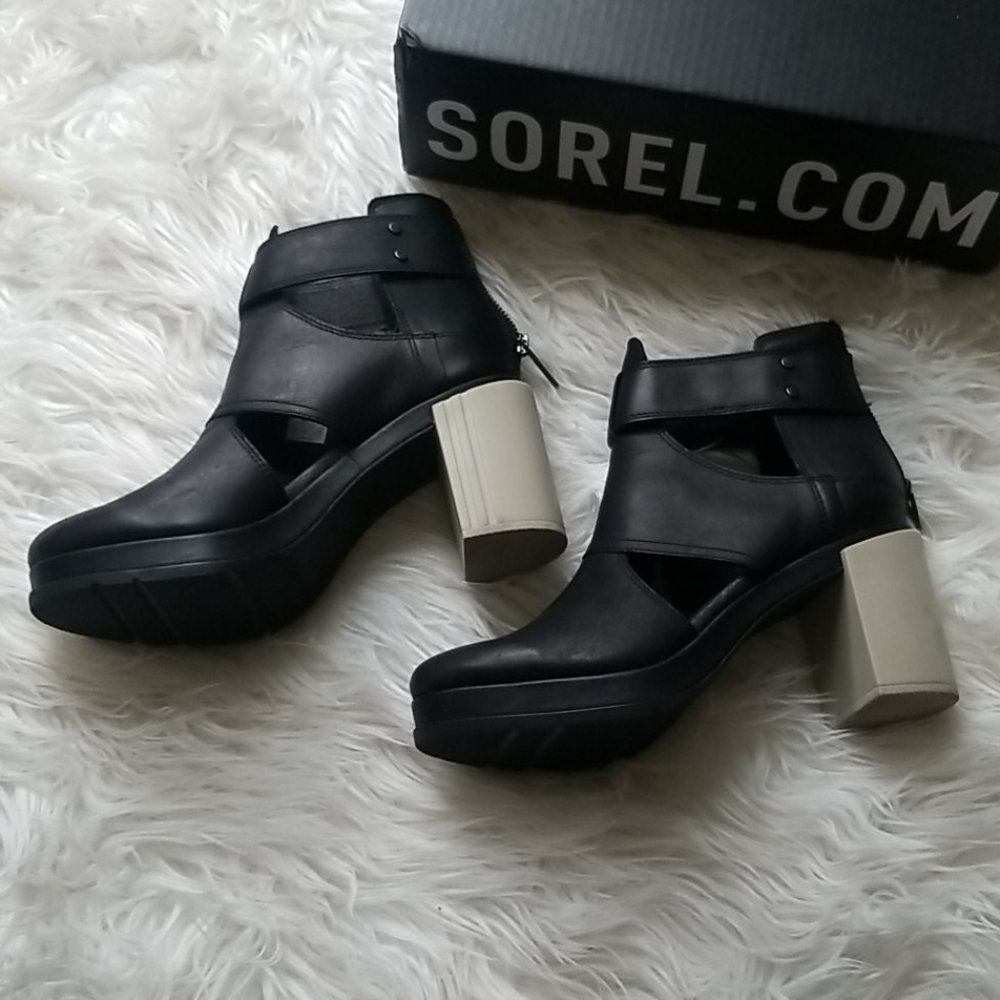 Sorel Margo cut out boot